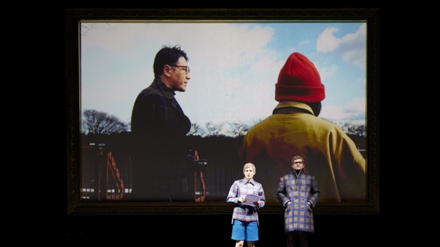 Theater: Lauter Stellvertreter des Autors Nis-Momme Stockmann: In Japan vertritt ihn Ishii Yuichi (auf der Leinwand links), auf der Bühne spielen ihn Julia Bartolome und Moritz Grove.