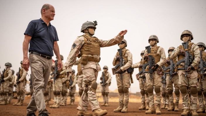 Afrika-Reise: Kanzler Scholz beim Besuch der Bundeswehrsoldaten am Stützpunkt Tillia in Niger.