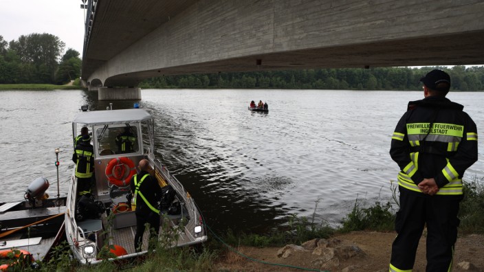Landkreis Pfaffenhofen: Großmehring: Rettungskräfte stehen am Ufer der Donau. Einige Kilometer flussabwärts wurde vor wenigen Tagen eine Kinderleiche aus dem Fluss geborgen.