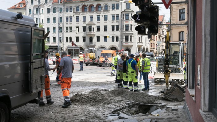Münchner Stadtwerke: Bauarbeiter und Mitarbeiter der Stadtwerke bei der Baustelle am Isartor.