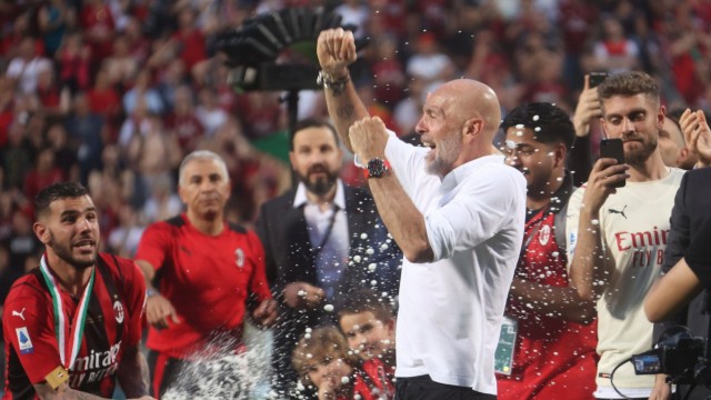 Italiens neuer Meister: Wahrscheinlich hat er sich das vor der Saison selbst nicht zugetraut: Milan-Coach Stefano Pioli hat seinen ersten Meistertitel geholt.