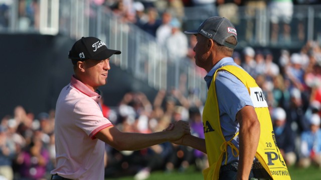 PGA Championship: Erster Gratulant ist sein Schlägerträger: Justin Thomas (links) empfängt die Glückwünsche des legendären Caddies Jim ,Bones' Mackay.