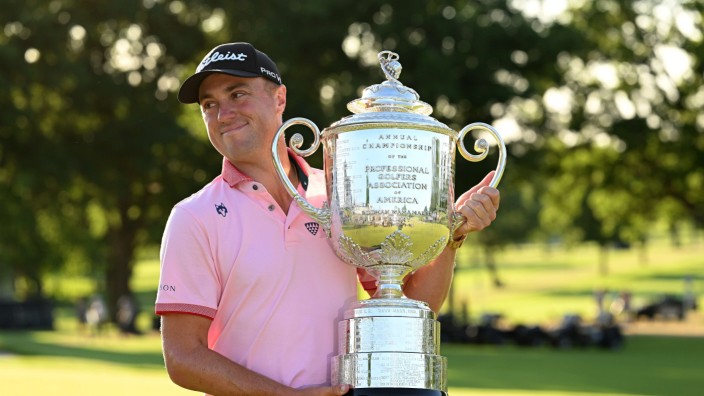 PGA Championship: Kleiner Ball, schwere Beute: Justin Thomas mit der Wanamaker Trophäe für den Sieg der PGA Championship.
