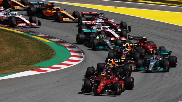 Formel 1 in Barcelona: Guter Start: Charles Leclerc lässt die Konkurrenz in Barcelona ungefährdet hinter sich.