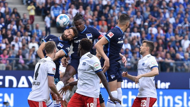 Bundesliga-Relegation: Drei Herthaner schweben in der Luft, die Hamburger schauen zu: Am Ende kommt Dedryck Boyata an den Ball und köpft das 1:0.