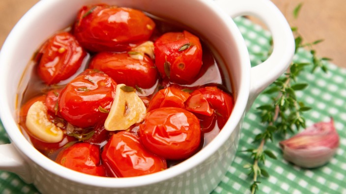 Kochen: Bestens zum Confieren geeignet sind Tomaten und Knoblauch.