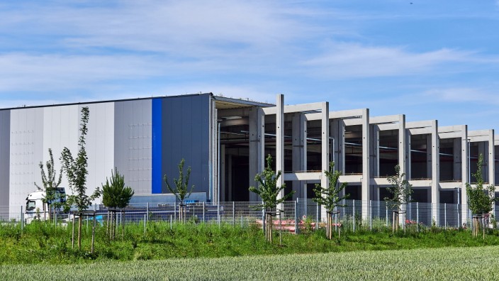 Gewerbegebiet Parsdorf: In dieser Halle im Gewerbegebiet Parsdorf III will BMW im Herbst eine Forschungseinrichtung zur Batterieproduktion eröffnen.