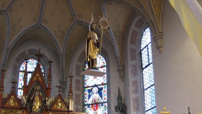 Auffahrritus am Christi Himmelfahrtstag: In Wolfersdorf wird eine neugotische Statue des Auferstehungschristus an einer eigens angefertigten Halterung an Stahlseilen langsam zum Gewölbe emporgezogen.