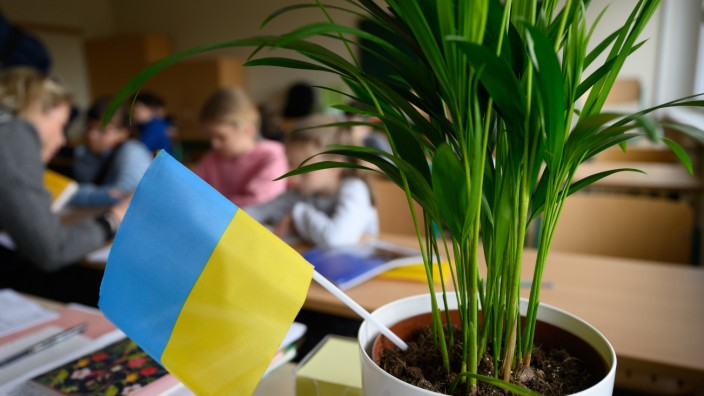 Landkreis Freising: Ukrainische Grundschüler sollen in Bayern von September an direkt in die Klassen integriert werden. An weiterführenden Schulen soll es Brückenklassen geben - doch es fehlt das Personal.