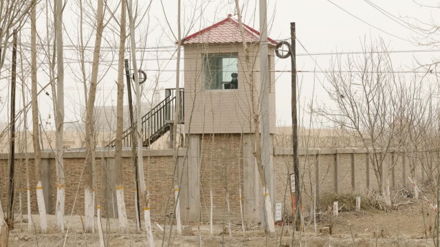Der Wachturm eines Lagers in Yarkent, Xinjiang. Manche Uiguren wurden inhaftiert, nur weil sie ihr Telefon nicht aufgeladen haben.