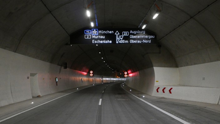 Verkehrspolitik: Anzeigentafeln weisen im neuen Tunnel Oberau den Autofahrern künftig den Weg.