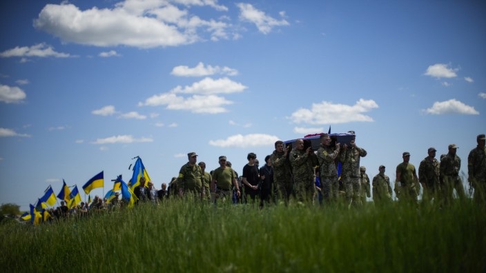 Konfliktforschung: Die Folgen eines aus nationalistischen Motiven begonnenen Krieges: Ukrainische Soldaten tragen einen Kameraden zu Grabe.
