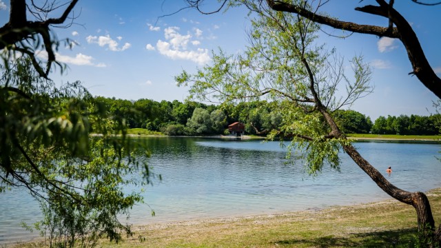 Freizeitpark Mammendorf: Die Idylle am See trügt: Immer wieder wird dort gefeiert und allzu viel Unrat zurückgelassen.