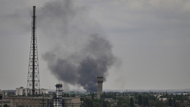 Militärische Lage in der Ukraine: Rauchschwaden über Sjewjerodonezk nach einem Artillerieangriff.