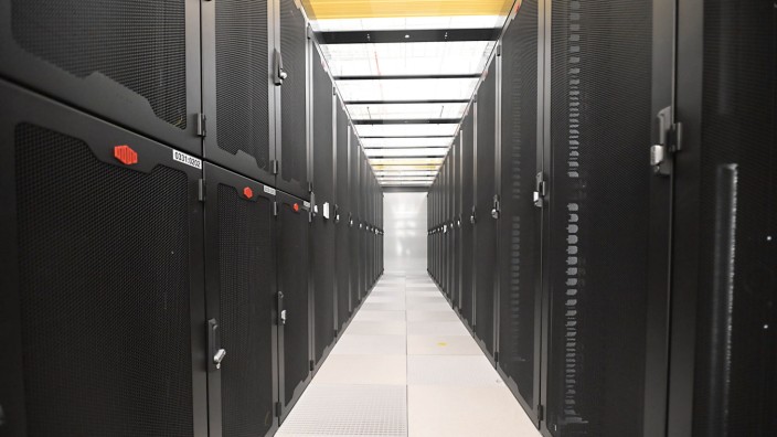 Cloud Computing: Im Serverraum des Rechenzentrums MU4 der Firma Equinix stehen lange Reihen von Metallschränken.