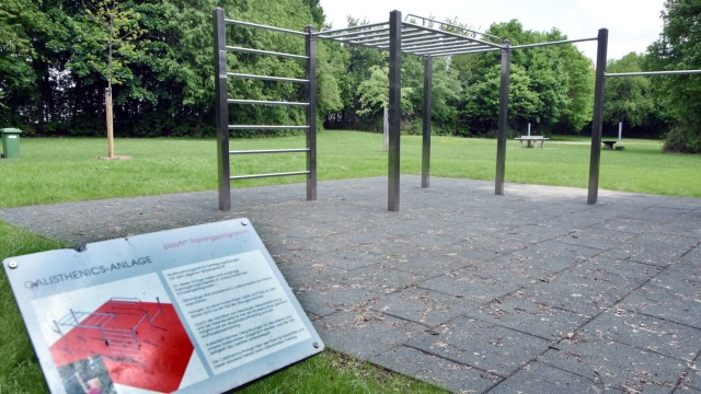 Freizeit: Fitness-Geräte mit Anleitung: Teil der Parcours-Anlage am Mammendorfer Badesee.