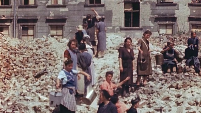 Filmfestival von Cannes 2022: "Es heißt, nie wieder - und dann passiert es doch wieder." Deutsche Trümmerfrauen in einer Szene aus "The Natural History of Destruction".