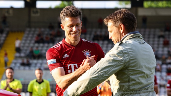 FC Bayern München II: "Dass ich meine längste Station bei Bayern München haben würde, das ist Wahnsinn", findet Nicolas Feldhahn, hier bei seiner Verabschiedung durch Nachwuchskoordinator Holger Seitz.