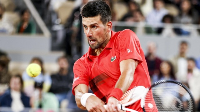 French Open: In bestechender Form: Mühelos zog Novak Djokovic gegen den Japaner Yoshihito Nishioka in die zweite Runde ein. Danach ging es mal wieder um Sportpolitik.