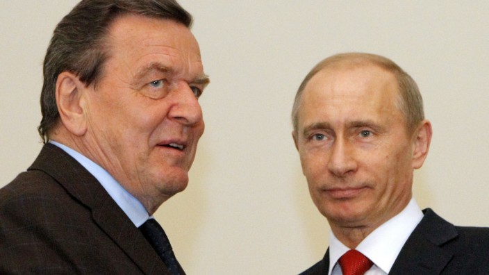 Altkanzler: Gerhard Schröder (links) und Wladimir Putin, hier im Jahr 2009, gelten seit langer Zeit als gute Freunde. Unklar ist allerdings, wie intakt diese Freundschaft noch ist.