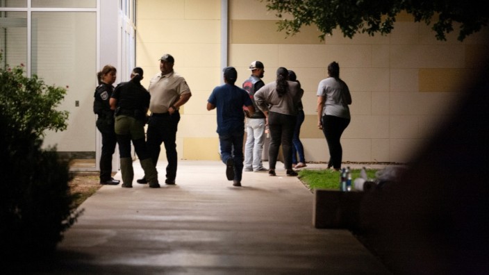 USA: Polizeibeamte nach einem Amoklauf in einer Grundschule in Uvalde, Texas