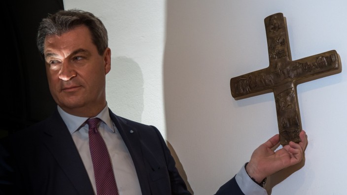 Prozess: Am 24. April 2018 erließ Bayerns neuer Ministerpräsident Markus Söder den sogenannten Kreuzerlass, nach dem in jeder Landesbehörde ein Kruzifix im Eingangsbereich hängen soll. Söder schritt in der Staatskanzlei sogleich zur Tat.