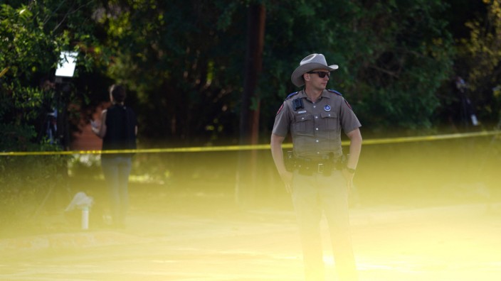 Attentat in Texas: Ein Polizist am Tatort in Uvalde, Texas