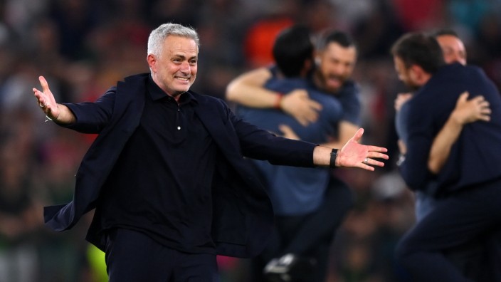 Fußball: Trainer José Mourinho freut sich über den Sieg.