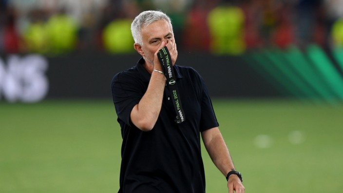 Finale der Conference League: Ein gerührter, gelöster José Mourinho - kein Wunder, denn er gewann mit AS Rom wieder mal einen Cup.