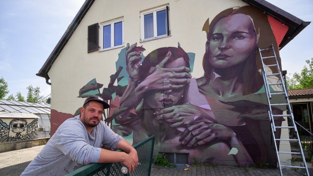 SZ-Serie: Platz da! Kreativquartiere in Bayern: Grafittikünstler Mr. Woodland vor seiner Arbeit mit dem Titel "Adam and Eve, the Fall".