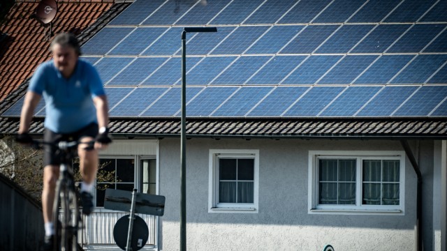Energiewende: Photovoltaik-Anlagen auf privaten Hausdächern erzeugen Strom, um das eigene E-Auto zuhause kostenlos aufzuladen. Machen Privatverbraucherinnen und -verbraucher den Ladepunkt öffentlich zugänglich, können sie daran sogar noch verdienen.