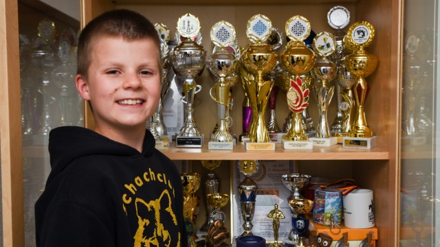 Junges Schachtalent: Mit gerade einmal zehn Jahren hat es Daniel schon zu vielen Auszeichnungen gebracht. Mit dem Schachspiel begann er als Fünfjähriger.