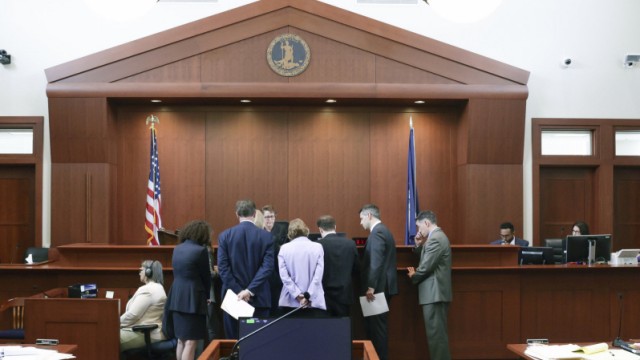 Depp gegen Heard: Lagebesprechung mit Richter und Anwälten im Gerichtssaal. Die Mitglieder der Geschworenen-Jury dürfen nicht fotografiert werden.