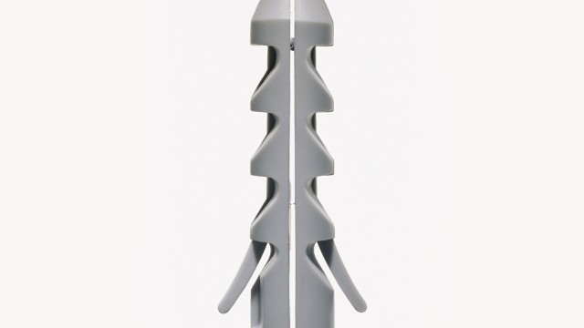 Technik: Der S-Dübel ist nicht etwa zufällig grau. Sein Erfinder Artur Fischer hat die Farbe für das kleine Kunststoff-Kraftpaket 1957 den Kitteln der Handwerker angeglichen.
