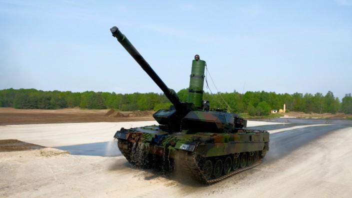 Ukraine-Krieg: Polen erwartet für die Lieferung von Kriegsgerät an die Ukraine im "Ringtausch" moderne Panzer aus Deutschland - wie dem Kampfpanzer "Leopard 2".