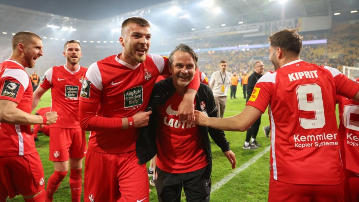 1. FC Kaiserslautern: Dirk Schuster hat mit dem FCK den Aufstieg geschafft - jetzt gilt es, noch besser zu werden.