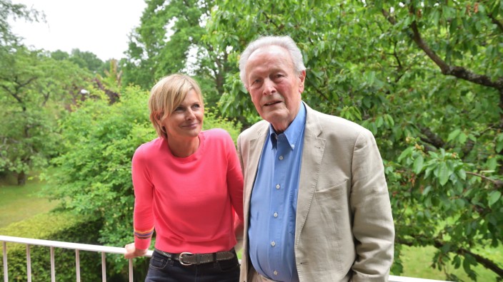 Reden wir über Bayern: Der ehemalige Erlanger Oberbürgermeister Dietmar Hahlweg wäre einverstanden gewesen, wenn seine Tochter, die ZDF-Moderatorin Barbara Hahlweg, Barfrau geworden wäre. Sie glaubt ihm das bis heute nicht.