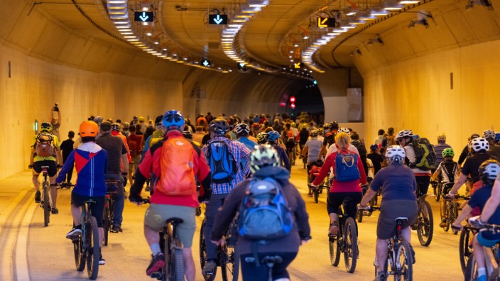 Oberau: Zahlreiche Menschen fahren nach der Eröffnung des Tunnels Oberau mit ihren Fahrädern durch den Tunnel.