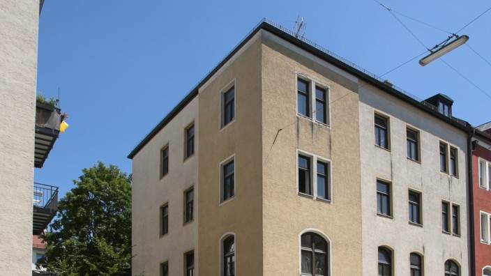 Wohnprojekt der Kirche: Das Mietshaus an der Ligsalzstraße 25, wo sich früher auch die "Büchergalerie Westend" befand, soll abgerissen werden. Im Neubau sollen ein zusätzliches Stockwerk errichtet und das Dachgeschoss ausgebaut werden.