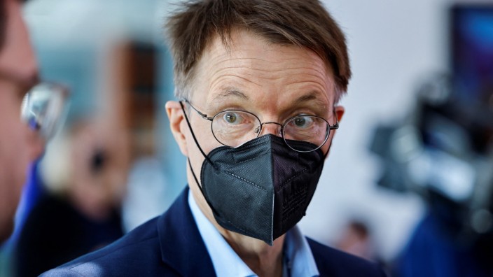 Covid-19: Bundesgesundheitsminister Karl Lauterbach will eine Maskenpflicht in Innenräumen von Herbst an - sein FDP-Kollege Marco Buschmann macht da bislang nicht mit.