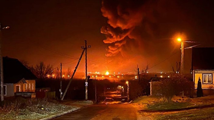 Krieg in der Ukraine: Ende April brach ein Feuer in einem Öllager in der russischen Stadt Brjansk aus. Ein Unfall - oder das Werk ukrainischer Saboteure?