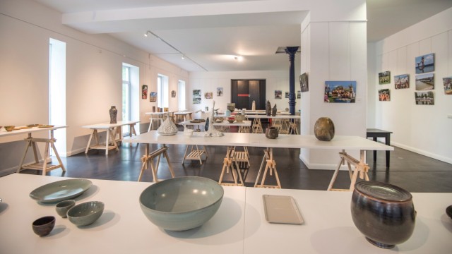 Im Blauen Haus: 85 preisgekrönte Keramikarbeiten sind auf den Tischen ausgestellt, an den Wänden hängen die Beiträge für den Fotowettbewerb zum Töpfermarkt.