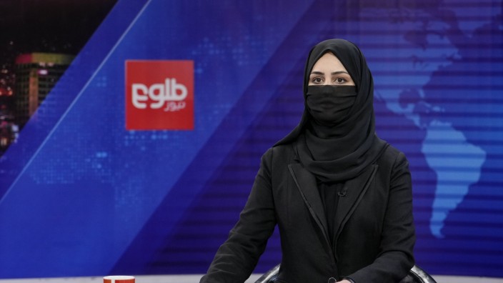 Taliban in Afghanistan: Die Fernsehmoderatorin Khatereh Ahmadi trägt eine Gesichtsbedeckung, während sie die Nachrichten auf Tolo News verliest.