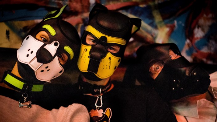 Fetisch: Sie tragen Masken aus Leder und ahmen Hunde nach, ihre Bewegungen und Laute. In Deutschland gehören schätzungsweise 1000 bis 1500 Menschen dieser Szene an.