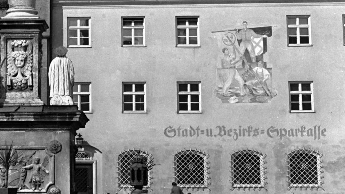 Archivstück des Monats Juni: Auch das propagandistische Wandgemälde am Stauberhaus, das der Maler Georg Liebhart 1937 geschaffen hat, wurde auf Captain Snows Anordnung hin übermalt. Bei dem Bild handelt es sich um eine Fotografie von Carl Koislmaier, die um 1940 entstand.