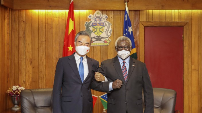 China und der Pazifik: Arm in Arm: Manasseh Sogavare, der Premierminister der Salomonen, mit dem chinesischen Außenminister Wang Yi.