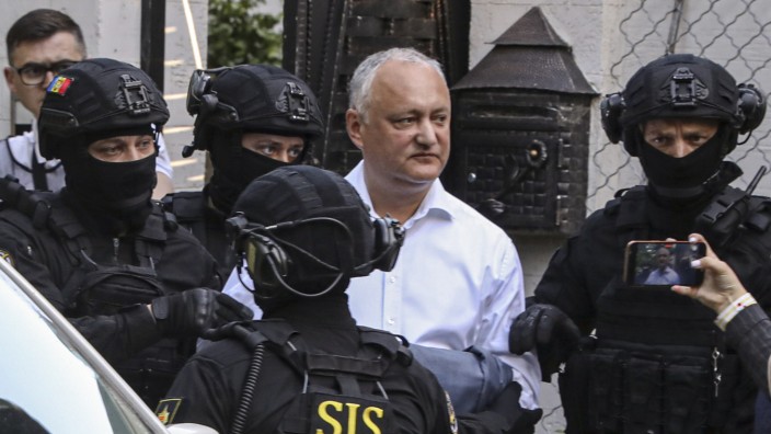 Hausarrest für Ex-Präsidenten: Igor Dodon wird am Dienstag abgeführt - er behauptet, die Ermittlungen seien von "ausländischen Mächten" initiiert, die Festnahme von seiner Nachfolgerin persönlich angeordnet.