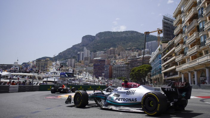 Mercedes in der Formel 1: Zu breit und schwer für die engen Gassen am Hafen? Am Sonntag im Rennen wird man sehen, wie sich die seit diesem Jahr neuen Rennwagen (im Bild Lewis Hamilton im Mercedes) beim Klassiker im Fürstentum schlagen.