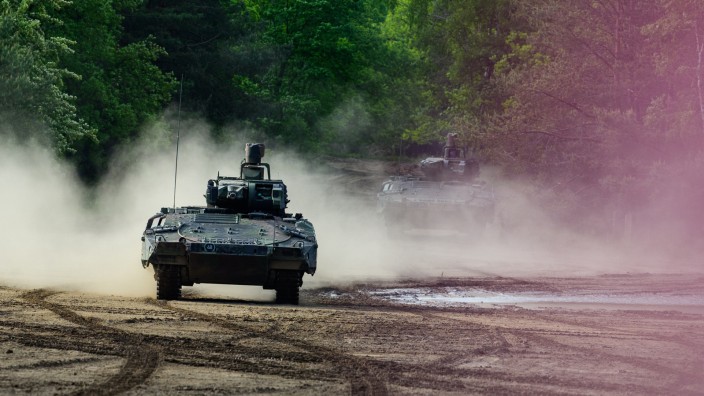 Deutscher Aktienindex: Jahrelang waren Panzer böse. Und jetzt wird die Ukraine angegriffen, die gesamte westliche Demokratie bedroht, und aus bösen Panzern werden gute. Hier ein "Puma" der Bundeswehr bei einer Übung.
