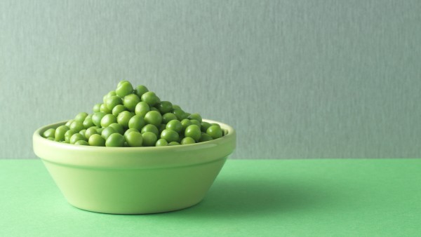 Peas in a bowl, 30.08.2008, Copyright: xHx+xSxImagesx gray background,green color,close-up,copy space,cutout,still life,